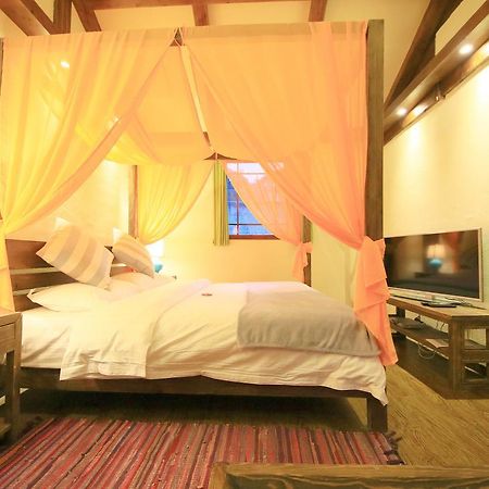 Peter Goullart Boutique Inn Лицзян Экстерьер фото