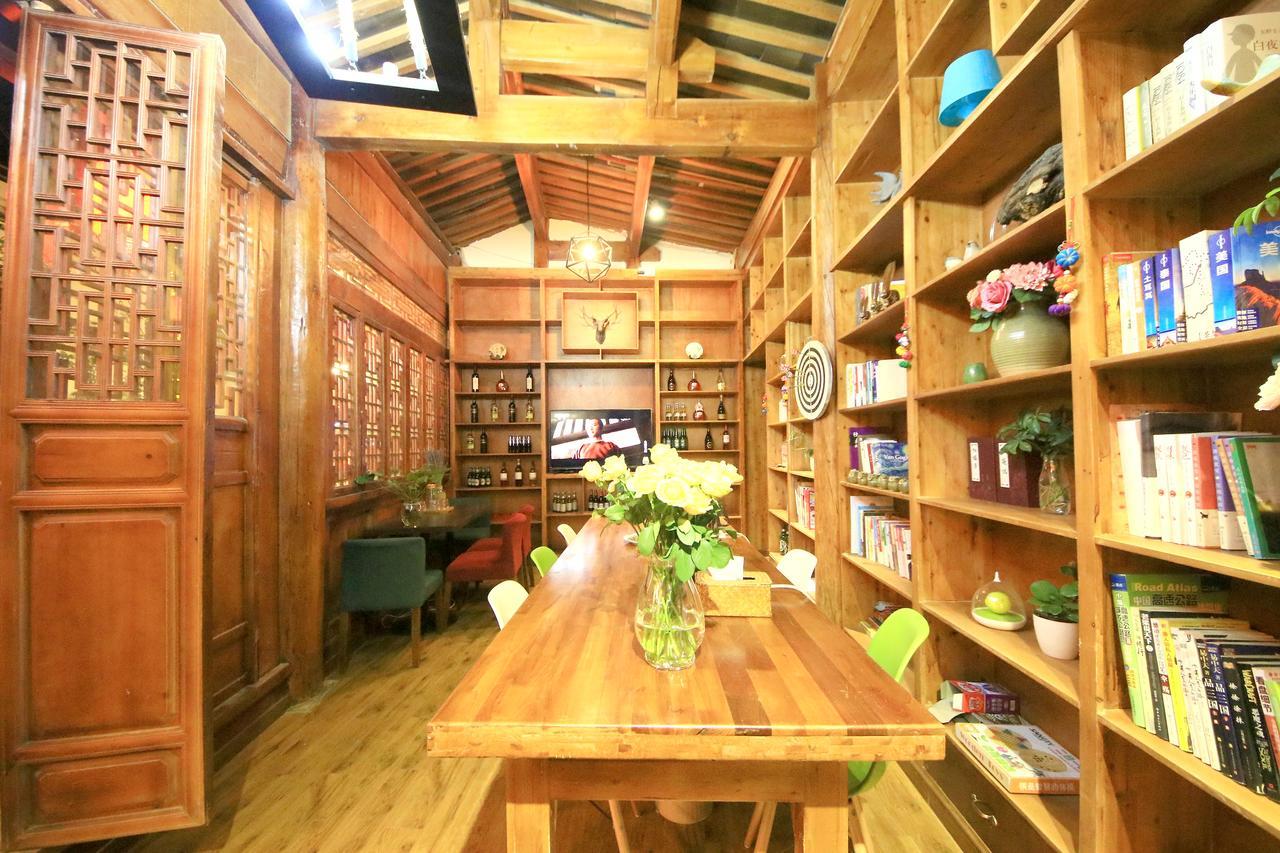 Peter Goullart Boutique Inn Лицзян Экстерьер фото