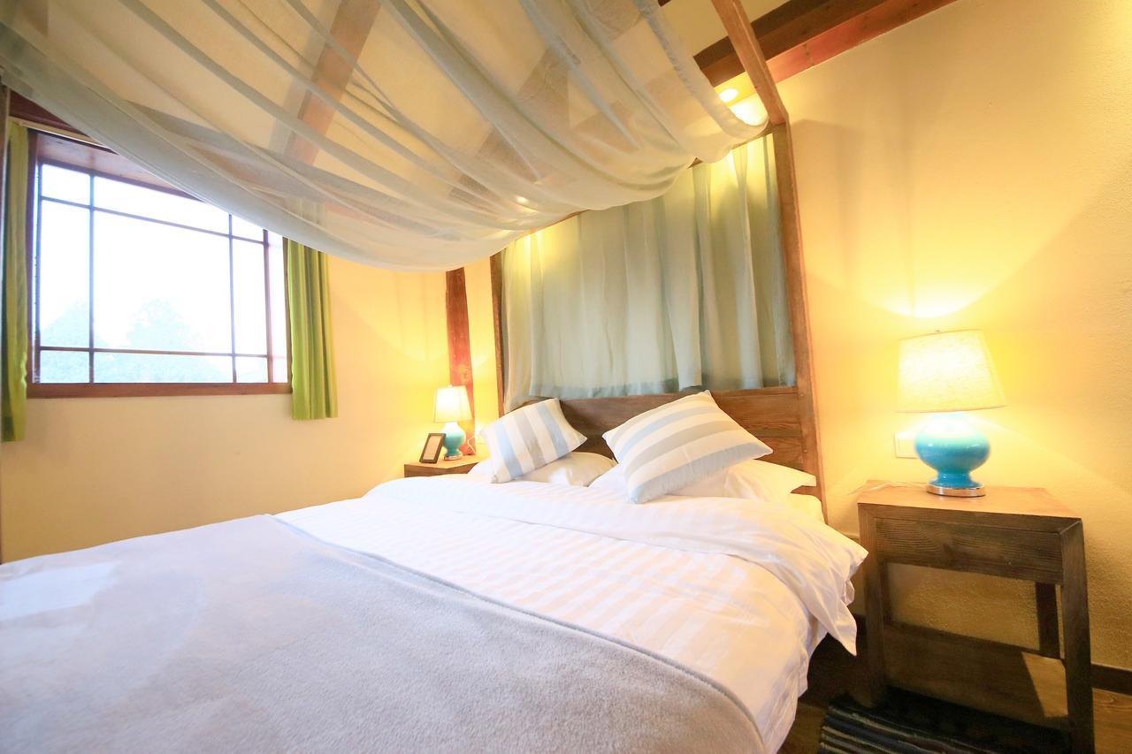 Peter Goullart Boutique Inn Лицзян Экстерьер фото