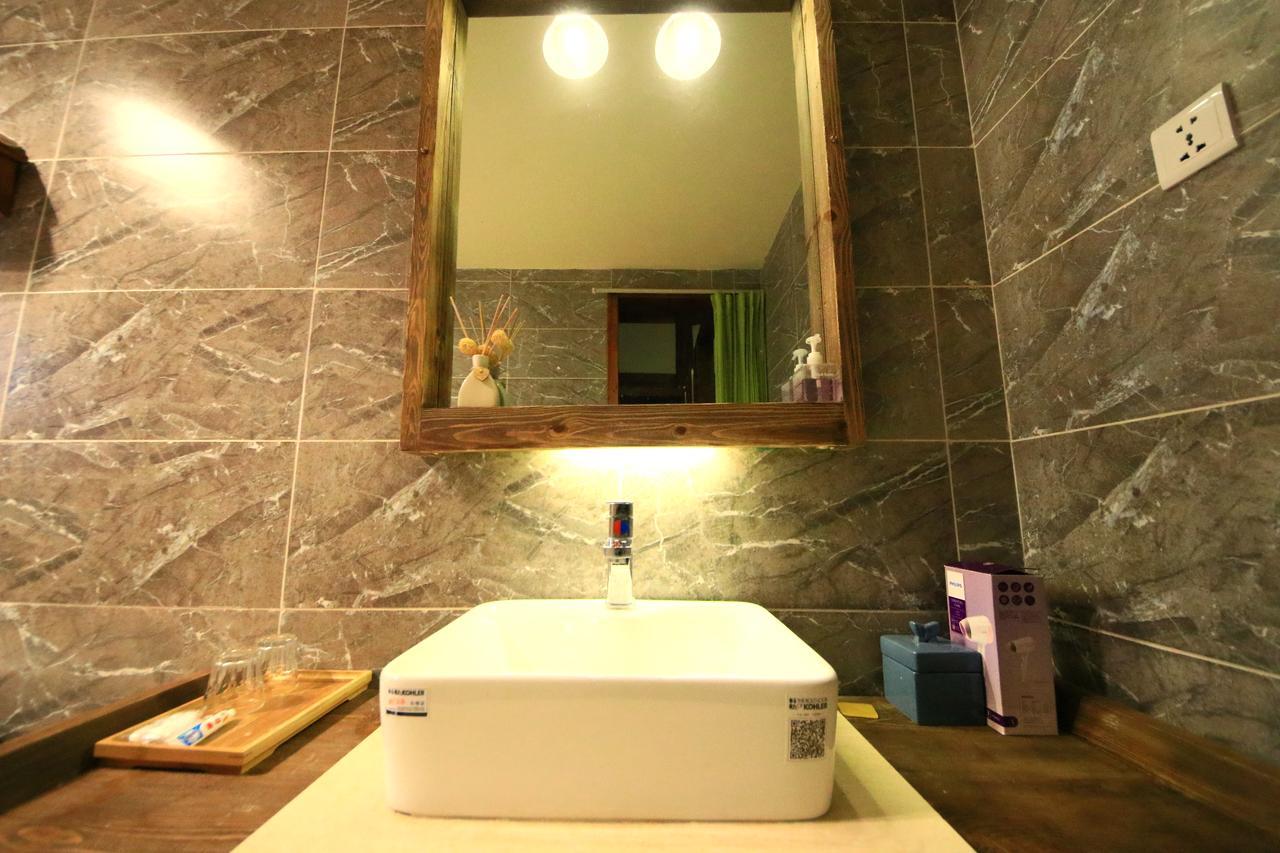 Peter Goullart Boutique Inn Лицзян Экстерьер фото
