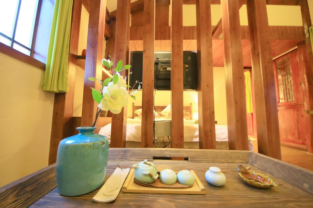 Peter Goullart Boutique Inn Лицзян Экстерьер фото